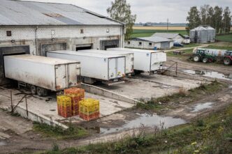 Zakład przetwórstwa drobiowego w Polsce – rampa załadunkowa z chłodniami i skrzynkami transportowymi