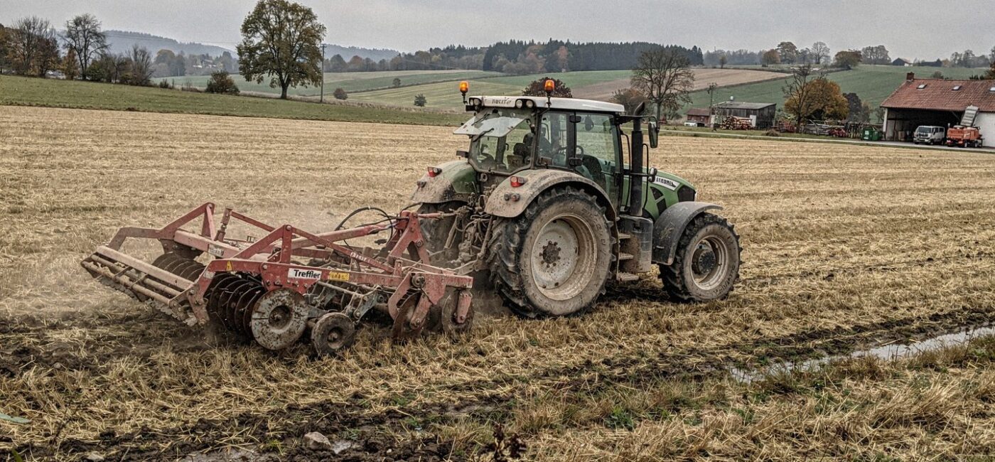 Płaski gruber Treffler TGA Plus podczas pracy na ściernisku w Niemczech