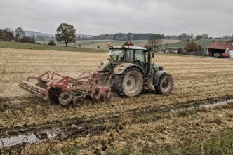 Płaski gruber Treffler TGA Plus podczas pracy na ściernisku w Niemczech